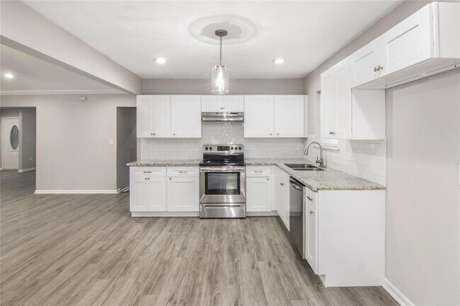 Building Photo - 1702 Athens Dr