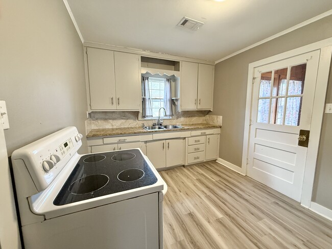 Building Photo - 405 Henderson St