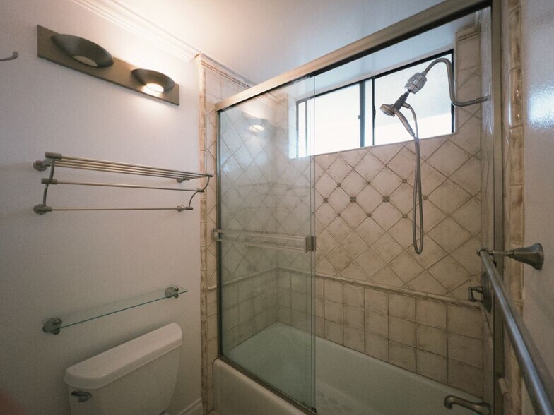 Building Photo - 1236 Wellesley Ave