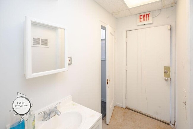 Building Photo - 1550 W 95th St