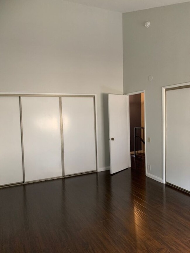 Building Photo - Beautiful 2 Bedroom 2 1/2 Bathroom Van Nuy...