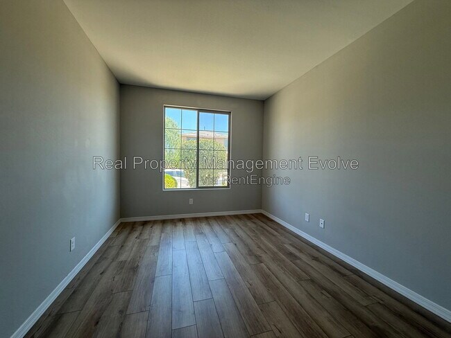 Building Photo - 5618 N 87th Dr