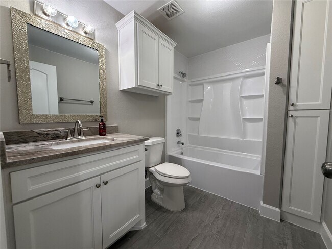 Building Photo - 1146 Majestic St