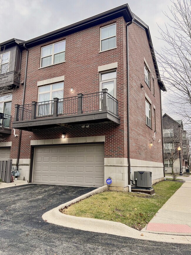 Building Photo - 742 Summit Ln