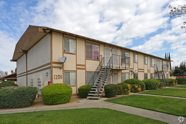 Primary Photo - Lakeland Apartments