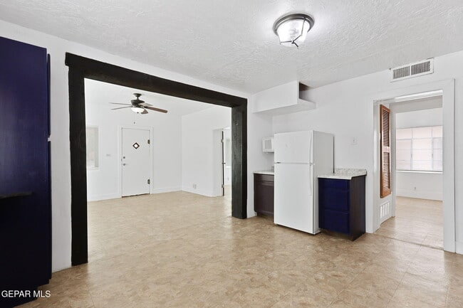 Building Photo - 325 Vista Hill Dr