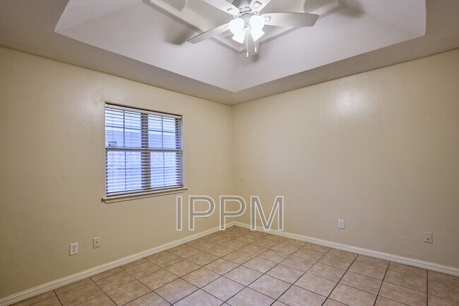 Building Photo - 2609 Thomas Ln