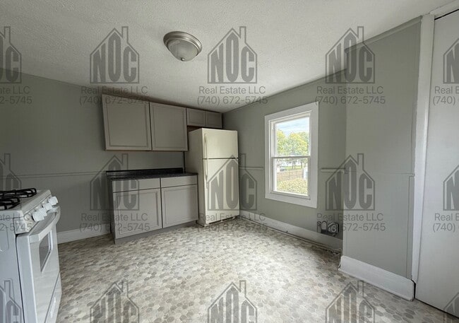 Building Photo - 148 1/2-148 1/2 E Allen St