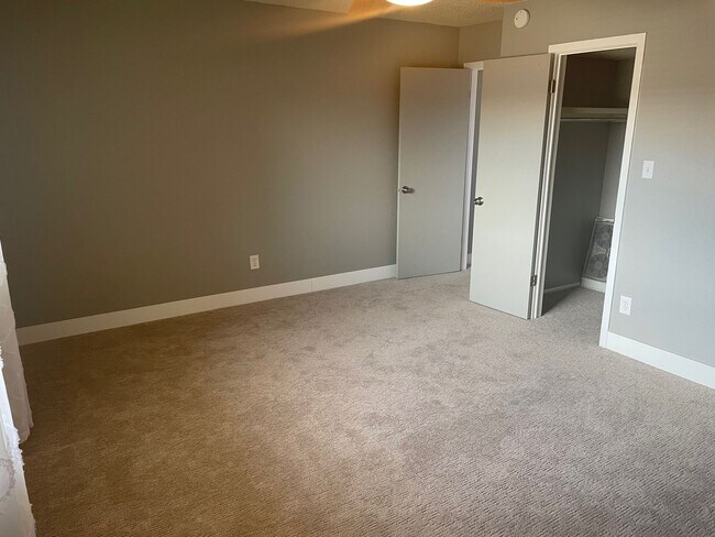 Building Photo - South Denver, 2 bed 2.5 bath Townhome, 2 Car Parking, Close to Light Rail
