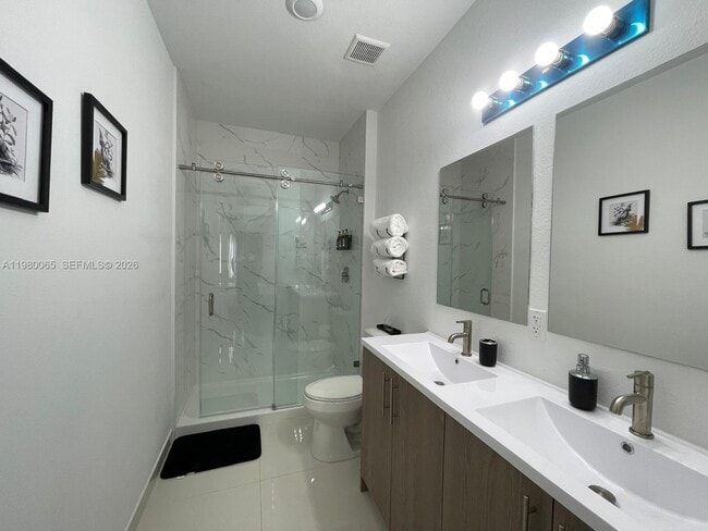 Building Photo - 302 NW 11th Ct