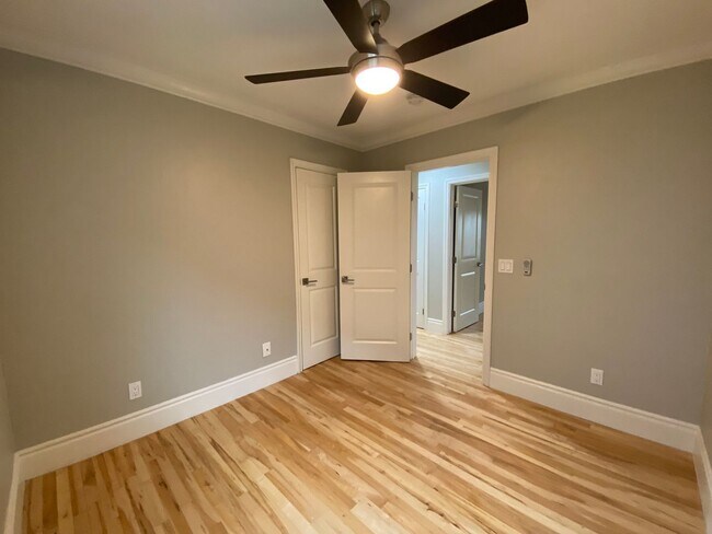 Building Photo - AC! In Unit Washer & Dryer! Reserved Onsite Parking! Downstairs Home!