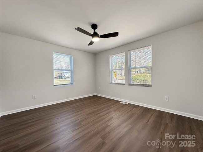 Building Photo - 226 Malvern Dr SW