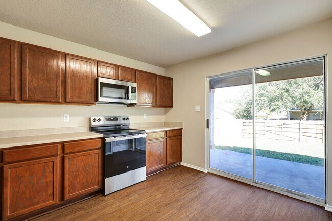 Building Photo - Move-In Ready Home with New Flooring and A...