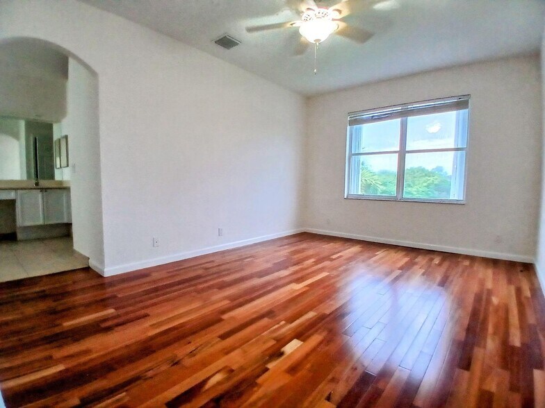 Building Photo - 1171 W Magnolia Cir