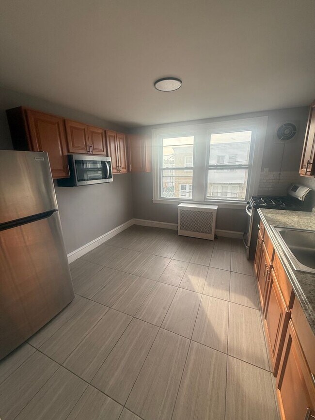 Building Photo - 270 Rosemar St