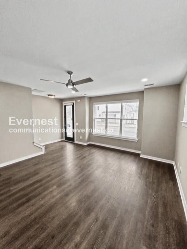 Building Photo - Limited Time Special Offer! / 3 Bed/2.5 Bath Townhome with Off-Street Parking / Pet-Friendly / Av...