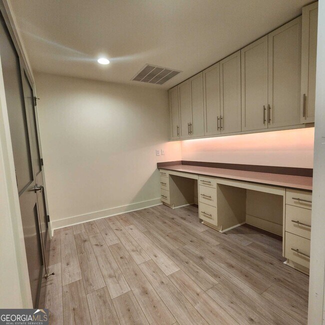 Building Photo - 1100 Howell Mill Rd NW