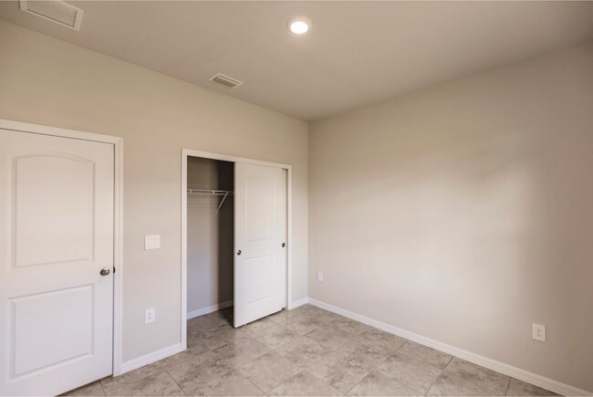 Building Photo - 3603 NE 12th Ct
