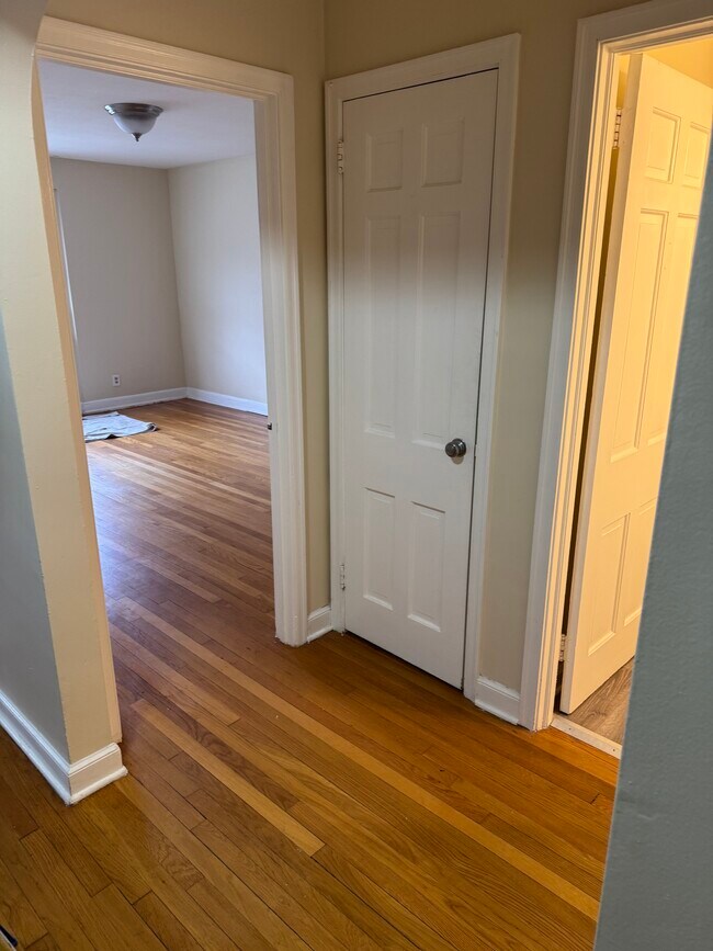 Building Photo - 877 Farmington Ave