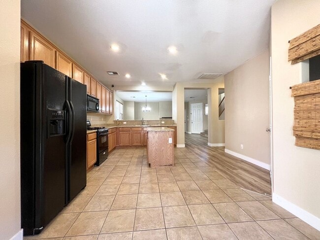 Building Photo - Beautiful 4-bedroom, 2.5-bathroom house