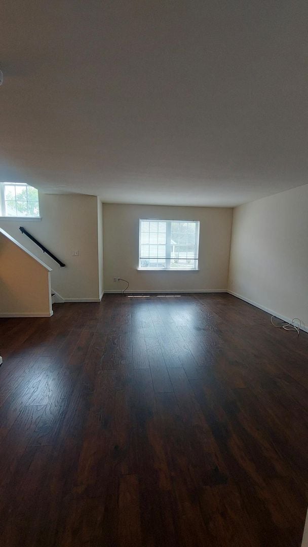 Building Photo - Spacious Townhouse w/Renovated Bathroom