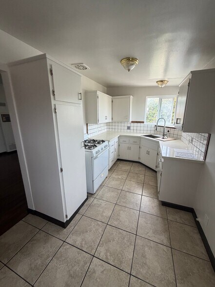 Building Photo - 824 Glenway Dr