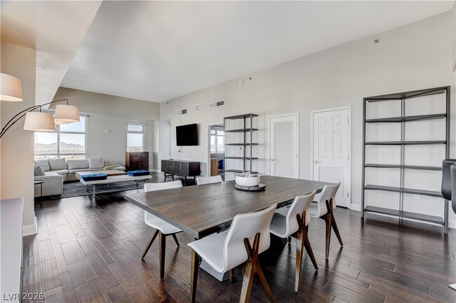 Building Photo - 150 S Las Vegas Blvd