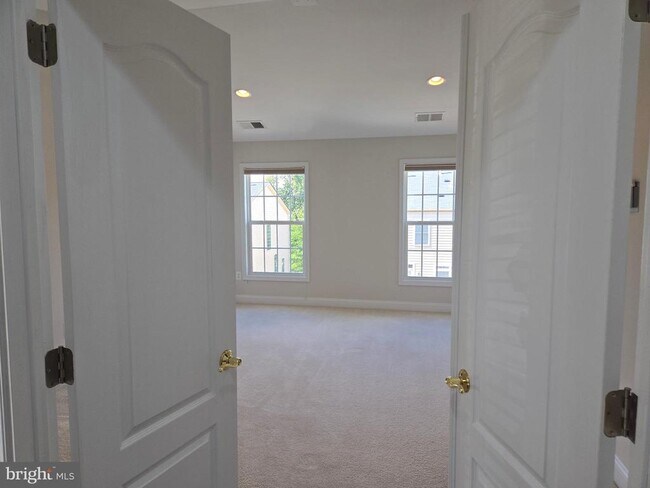 Building Photo - 25550 Oak Medley Terrace