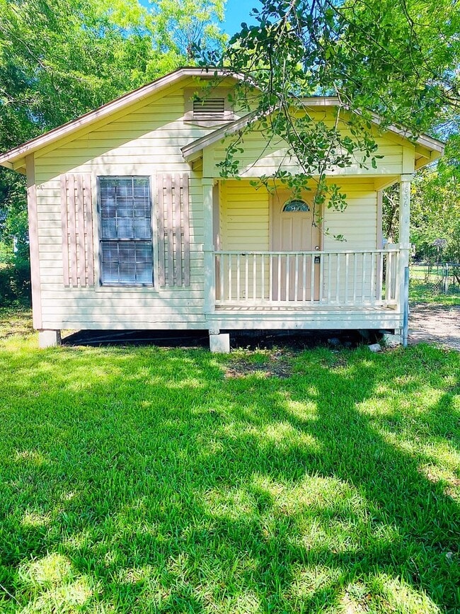 Primary Photo - 836 N Meeker Rd