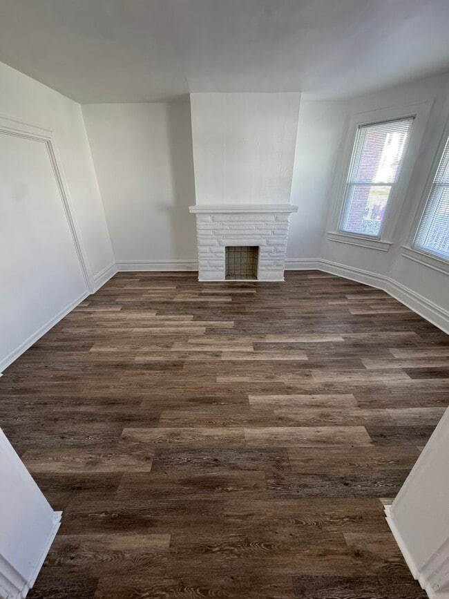 Building Photo - Enormous Completely Updated 4-Bedroom 1-Ba...