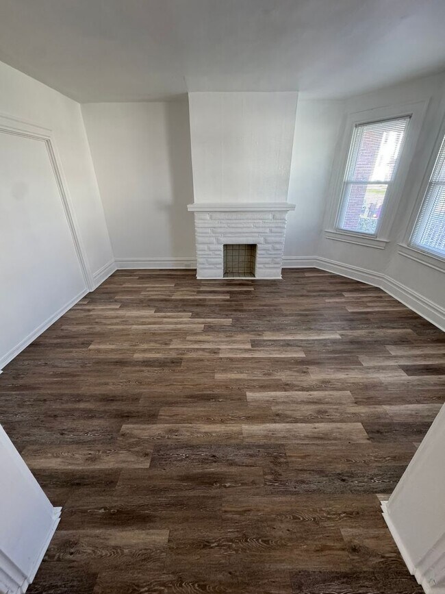 Building Photo - Enormous Completely Updated 4-Bedroom 1-Bath House w/ Flat Yard!!!