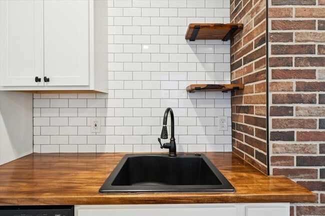 Building Photo - $1,675 - Spacious 3 Bedroom in North End