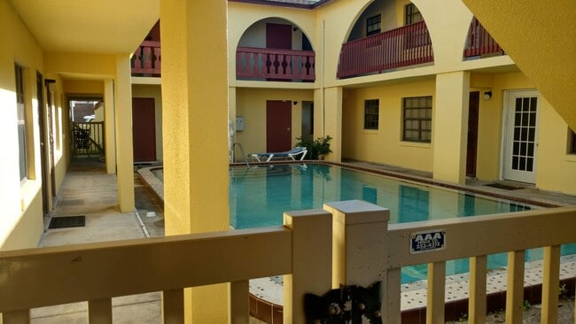 Building Photo - Spacious 2 Bedroom 2 Bath Condo  October l...