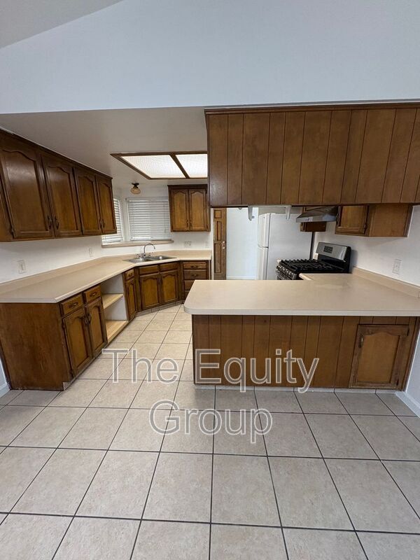 Building Photo - 2642 N Fairway St