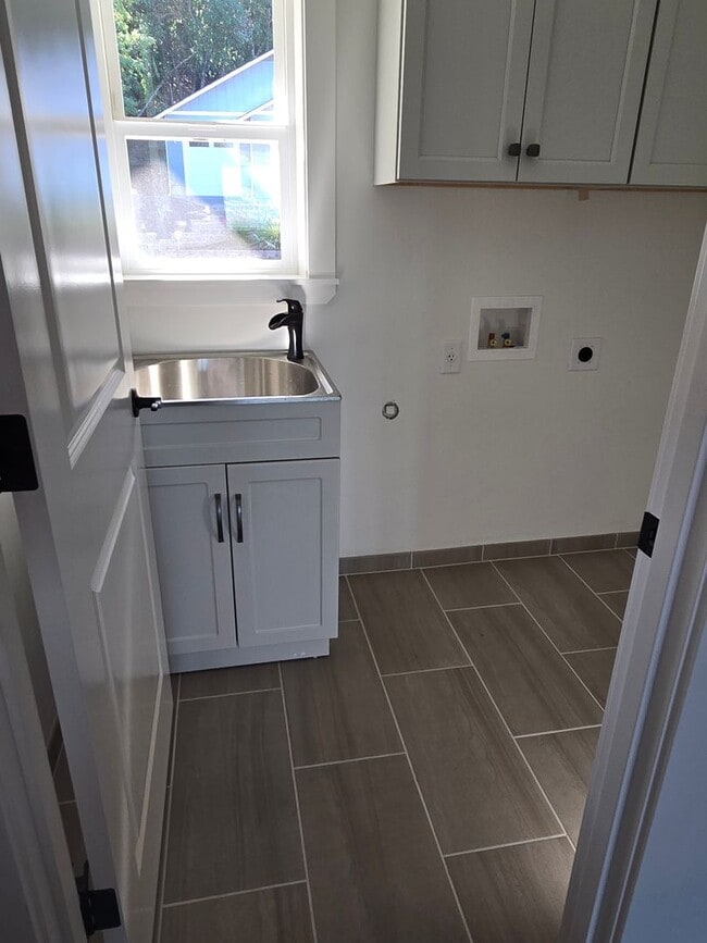 Building Photo - 3 bedroom 2.5 bathroom Custom Built Home