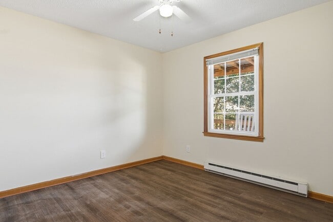 Building Photo - 3 bed, 1 bath.  Pet Friendly New remodel