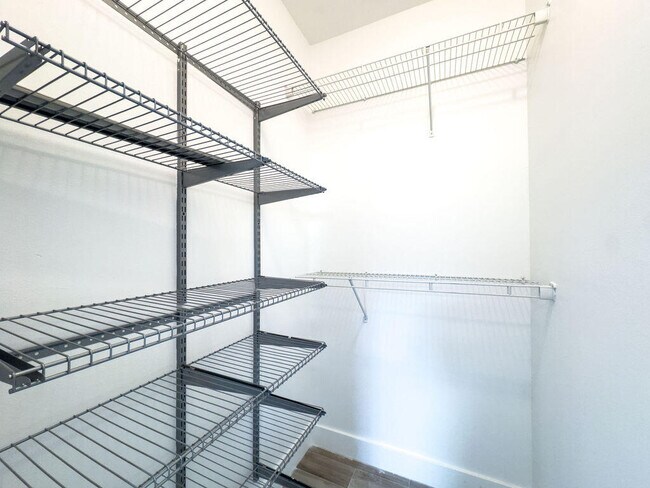 Building Photo - 313 N M St