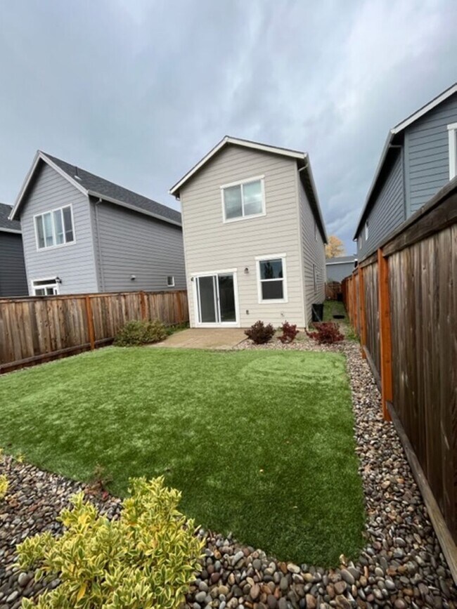 Building Photo - 3 Bedroom 2.5 Bath Newberg OR