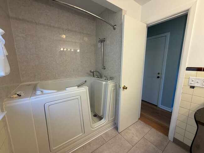 Building Photo - Charming Updated 3-Bedroom in the Heart of Alger Heights