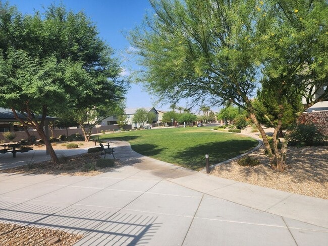 Building Photo - 3 bedroom/ 2 bath condo in gated community