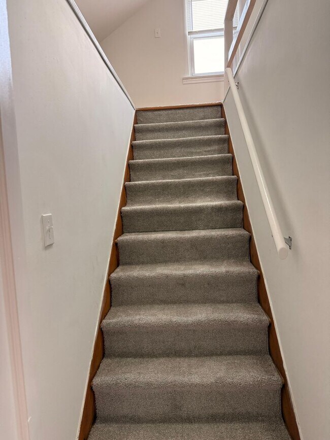 Building Photo - Charming 3 bedroom, fully furnished apartment