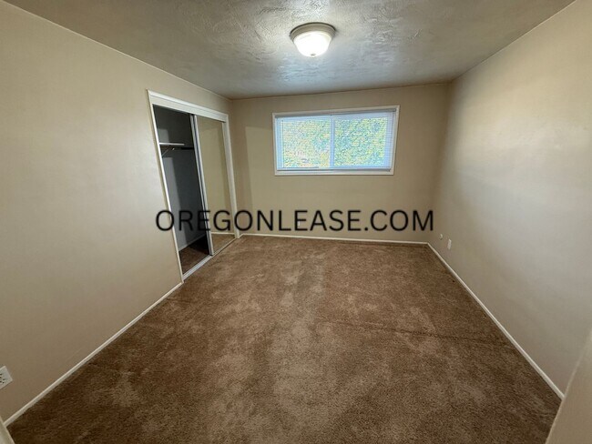 Building Photo - 2 bedroom apartment unit with in unit laundry