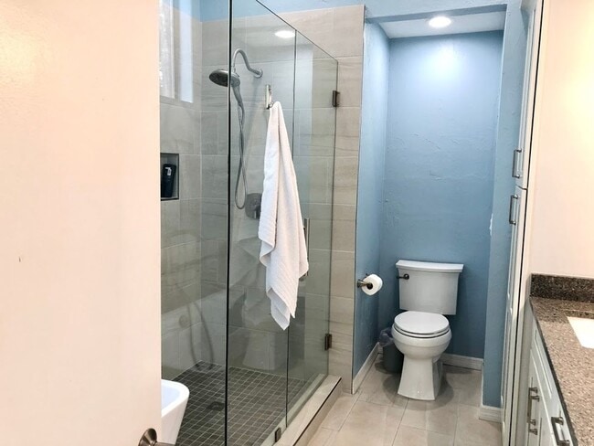 Building Photo - Beautifully Renovated Home in The Reserve!
