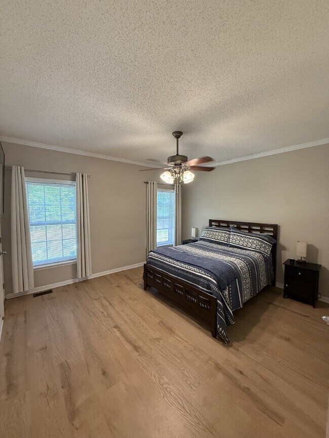 Building Photo - "Charming 4-Bedroom Sanctuary with 2 Full Baths in Beaufort – Spacious 2106 Sq Ft Haven!"