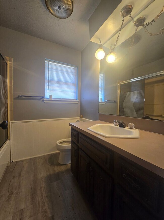 Building Photo - 3 Bedroom 1.5 Bath and 2 Garage home in Shawnee!