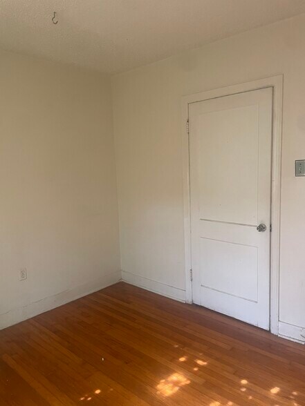 Building Photo - 849 Geranium St