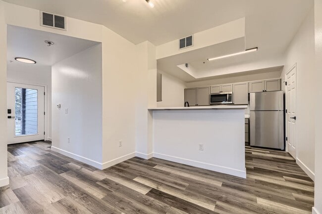 Building Photo - **Fully Updated 2-Bedroom Condo with New Appliances!**