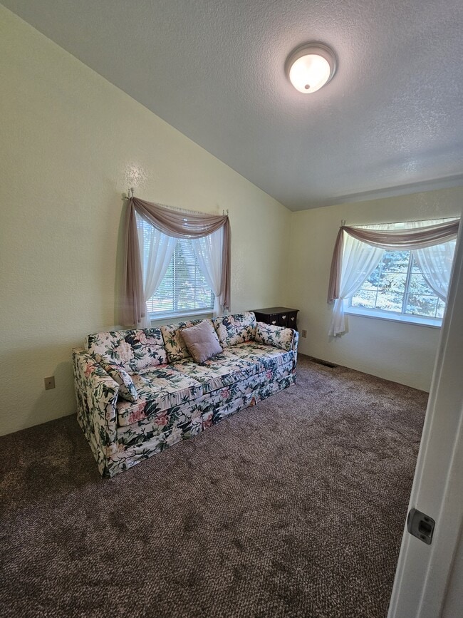 Building Photo - 2805 Lowridge Ct