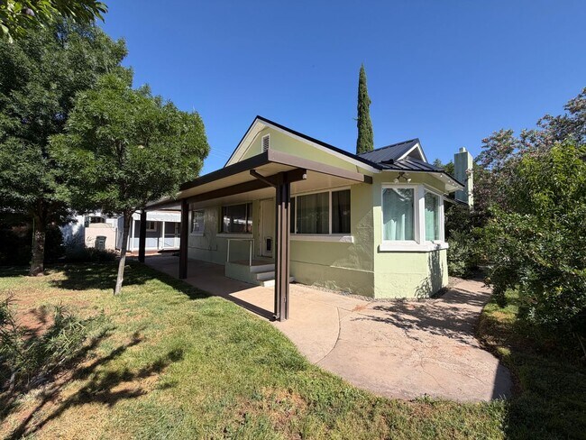 Building Photo - CHARMING HOME FOR RENT IN DOWNTOWN ST. GEORGE!