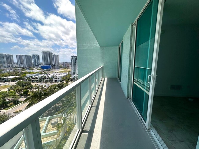 Building Photo - 1900 N Bayshore Dr